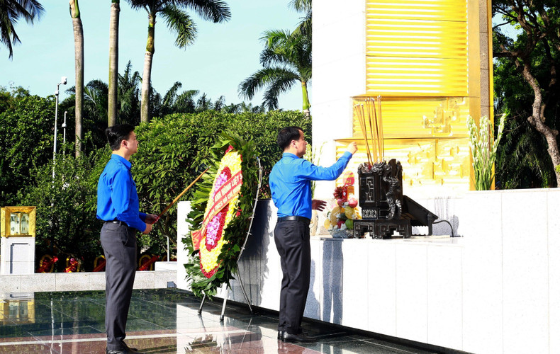 Los jóvenes expresan su compromiso de esforzarse por seguir los pasos de sus antecesores, mantenerse unidos, honrar las tradiciones patrióticas y construir un país cada vez más fuerte, hermoso y pacífico. Los jóvenes expresan su compromiso de esforzarse por seguir los pasos de sus antecesores, mantenerse unidos, honrar las tradiciones patrióticas y construir un país cada vez más fuerte, hermoso y pacífico.