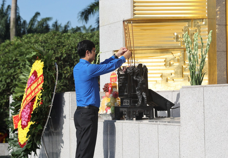 Los jóvenes expresan su compromiso de esforzarse por seguir los pasos de sus antecesores, mantenerse unidos, honrar las tradiciones patrióticas y construir un país cada vez más fuerte, hermoso y pacífico. Los jóvenes expresan su compromiso de esforzarse por seguir los pasos de sus antecesores, mantenerse unidos, honrar las tradiciones patrióticas y construir un país cada vez más fuerte, hermoso y pacífico.