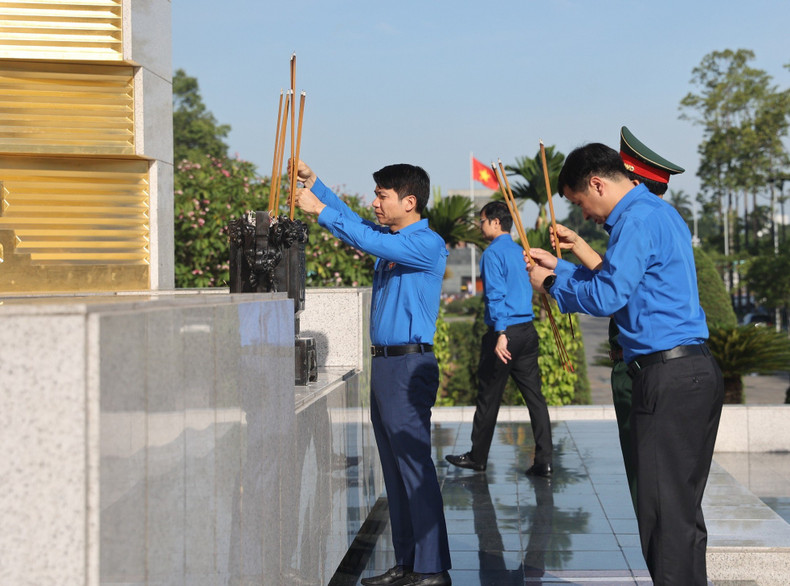 Los jóvenes expresan su compromiso de esforzarse por seguir los pasos de sus antecesores, mantenerse unidos, honrar las tradiciones patrióticas y construir un país cada vez más fuerte, hermoso y pacífico. Los jóvenes expresan su compromiso de esforzarse por seguir los pasos de sus antecesores, mantenerse unidos, honrar las tradiciones patrióticas y construir un país cada vez más fuerte, hermoso y pacífico.