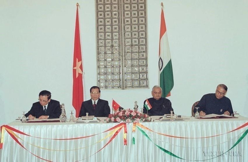 El secretario general del Partido Comunista de Vietnam, Nong Duc Manh, y el primer ministro indio, Atal Bihari Vajpayee, presenciaron la ceremonia de firma de la "Declaración Conjunta sobre el Marco de Cooperación Integral entre ambas naciones al entrar en el siglo XXI", realizada el 1 de mayo de 2003 en Nueva Delhi. El secretario general del Partido Comunista de Vietnam, Nong Duc Manh, y el primer ministro indio, Atal Bihari Vajpayee, presenciaron la ceremonia de firma de la "Declaración Conjunta sobre el Marco de Cooperación Integral entre ambas naciones al entrar en el siglo XXI", realizada el 1 de mayo de 2003 en Nueva Delhi.