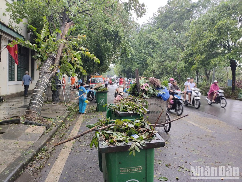 Trabajadores de saneamiento ambiental limpian con urgencia las calles. (Foto: Duy Linh) Trabajadores de saneamiento ambiental limpian con urgencia las calles. (Foto: Duy Linh)