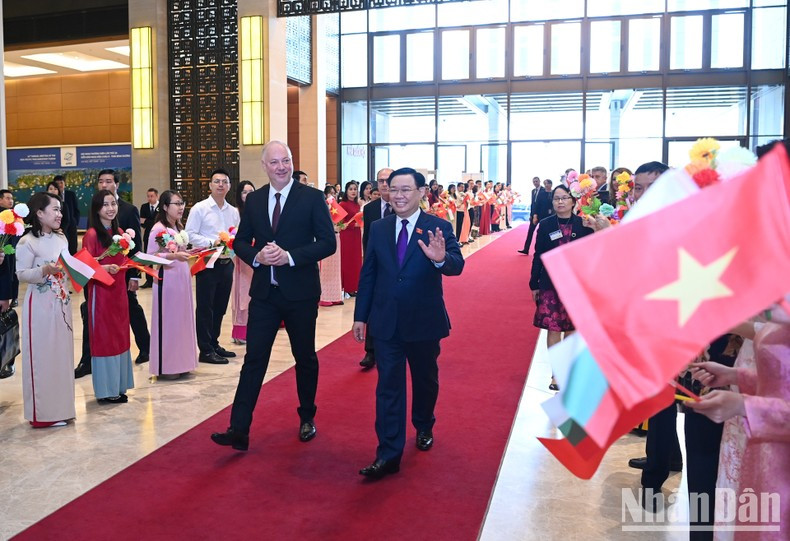 Los jóvenes de la Oficina Parlamentaria dan la bienvenida al presidente de la AN de Bulgaria, Rossen Dimitrov Jeliazkov. Los jóvenes de la Oficina Parlamentaria dan la bienvenida al presidente de la AN de Bulgaria, Rossen Dimitrov Jeliazkov.