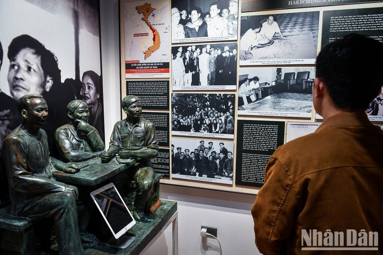 El lugar abarca más de 500 metros cuadrados, 200 de los cuales los ocupa el área de exhibición. El lugar abarca más de 500 metros cuadrados, 200 de los cuales los ocupa el área de exhibición.