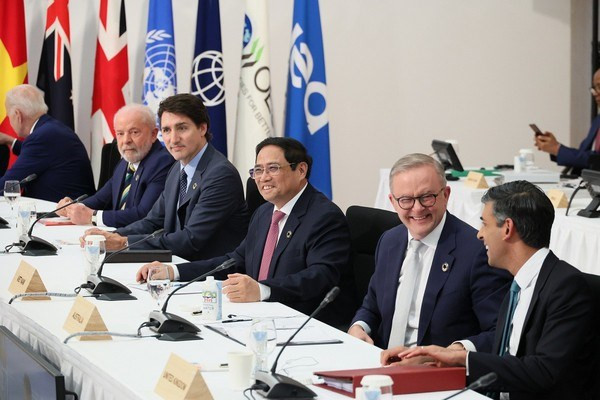 El primer ministro vietnamita, Pham Minh Chinh, y otros líderes en una sesión de la Cumbre del G7 ampliada. (Foto: VGP) El primer ministro vietnamita, Pham Minh Chinh, y otros líderes en una sesión de la Cumbre del G7 ampliada. (Foto: VGP)