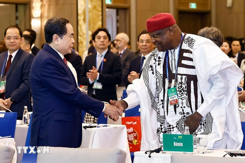 El titular del Parlamento vietnamita, Tran Thanh Man, y los delegados en la cita. (Foto: VNA) El titular del Parlamento vietnamita, Tran Thanh Man, y los delegados en la cita. (Foto: VNA)
