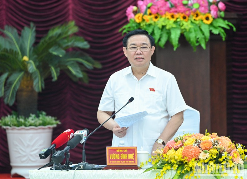 El máximo legislador nacional concluye la sesión.