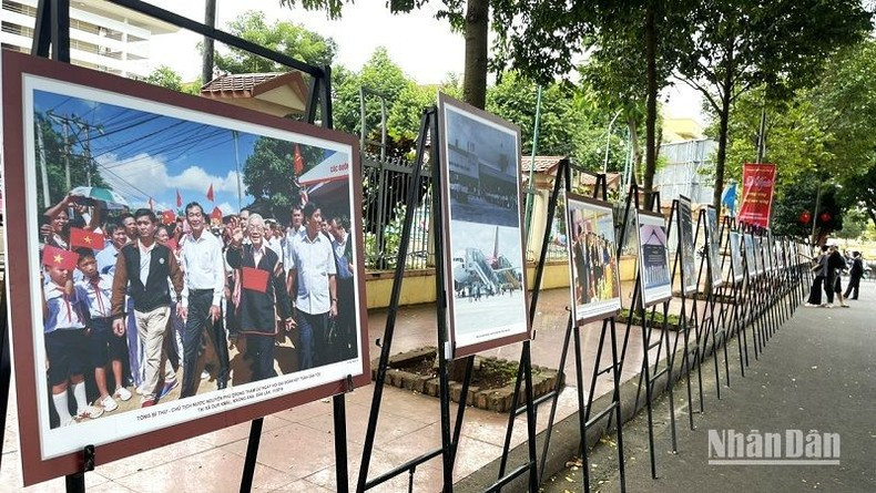 El Centro de Cultura de Dak Lak, en colaboración con la Asociación de Literatura y Arte de la provincia, ofrece una exposición sobre la Altiplanicie Central, la cultura de las etnias minoritarias asentadas allí y los paisajes locales. El Centro de Cultura de Dak Lak, en colaboración con la Asociación de Literatura y Arte de la provincia, ofrece una exposición sobre la Altiplanicie Central, la cultura de las etnias minoritarias asentadas allí y los paisajes locales.