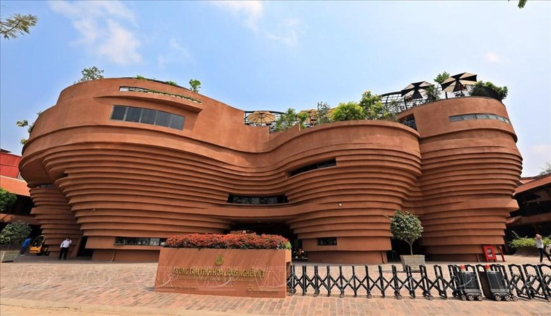 La arquitectura del Centro de Quintaesencia de Aldeas de Oficios vietnamitas se basa en la imagen del horno cerámico de Lo Bau en la aldea de Bat Trang. (Fotografía: VNA)