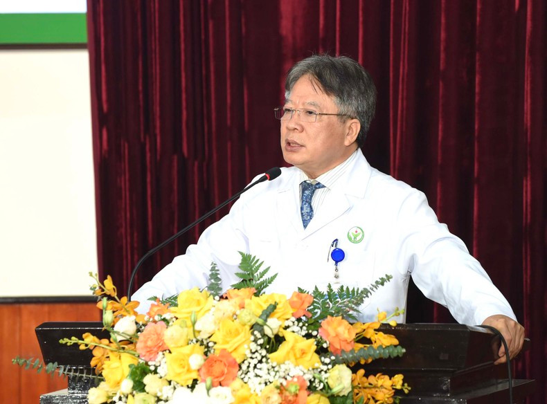 El director del hospital, Tran Binh Giang, aporta detalles sobre las operaciones de su establecimiento. El director del hospital, Tran Binh Giang, aporta detalles sobre las operaciones de su establecimiento.
