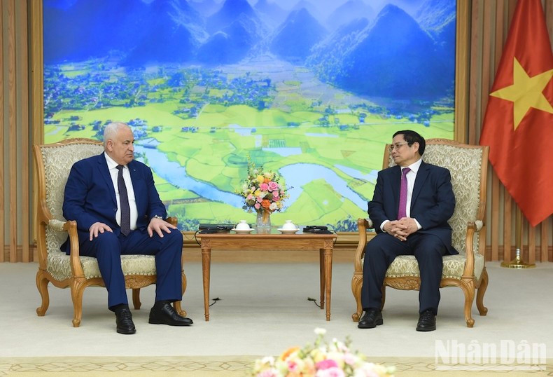 En las conversaciones, el premier vietnamita aprecia los aportes del ministro Ziad Hab Al-Reeh a las relaciones binacionales. En las conversaciones, el premier vietnamita aprecia los aportes del ministro Ziad Hab Al-Reeh a las relaciones binacionales.