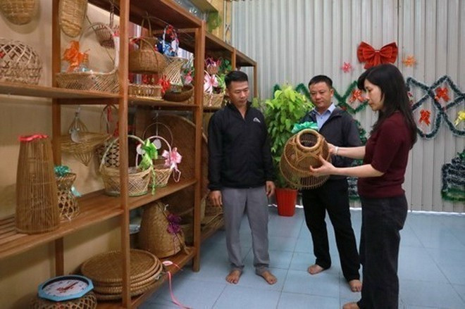 Los turistas visitan el área de exhibición de productos de la aldea de Vinh Ba, comuna de Hoa Dong, distrito de Tay Hoa, provincia de Phu Yen. (Fotografía: VNA) Los turistas visitan el área de exhibición de productos de la aldea de Vinh Ba, comuna de Hoa Dong, distrito de Tay Hoa, provincia de Phu Yen. (Fotografía: VNA)