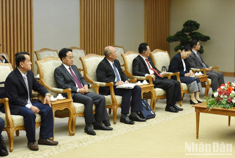 Acompañantes al funcionario laosiano.