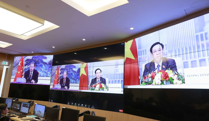 El presidente de la Asamblea Nacional de Vietnam, Vuong Dinh Hue, conversa con el titular del Comité Permanente de la APN de China, Zhao Leji. (Fotografía: VNA)