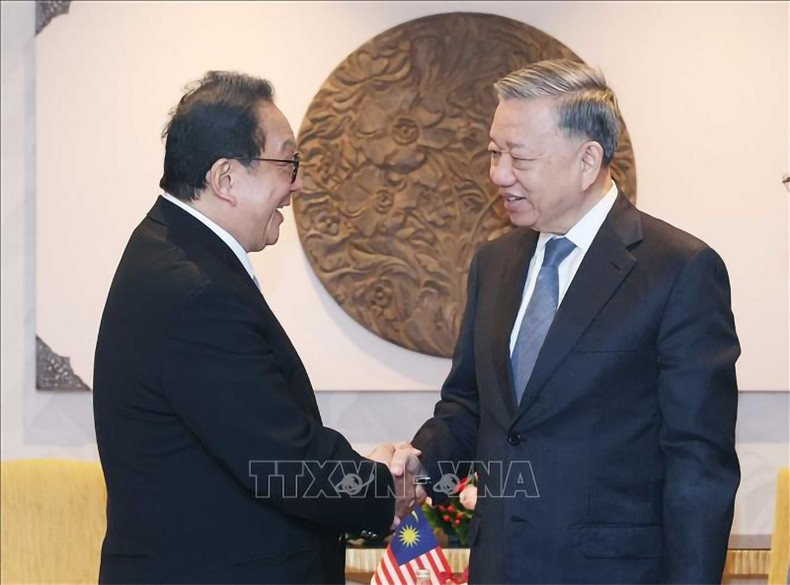 El líder partidista de Vietnam y el presidente de la corporación YTL. El líder partidista de Vietnam y el presidente de la corporación YTL.