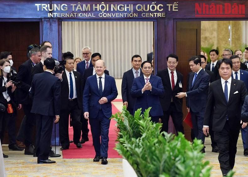 El premier vietnamita, Pham Minh Chinh, y el canciller alemán, Olaf Scholz, asisten a una mesa redonda entre empresarios de los dos países.
