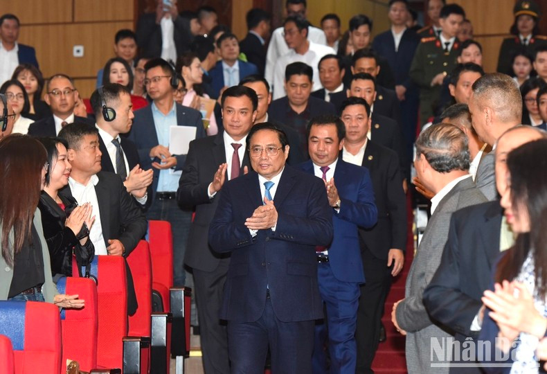 El jefe de Gobierno llega al lugar del evento. El jefe de Gobierno llega al lugar del evento.