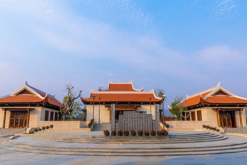 El Templo es una obra que muestra la solemnidad y el carácter sagrado del campo de batalla de Dien Bien Phu. El Templo es una obra que muestra la solemnidad y el carácter sagrado del campo de batalla de Dien Bien Phu.