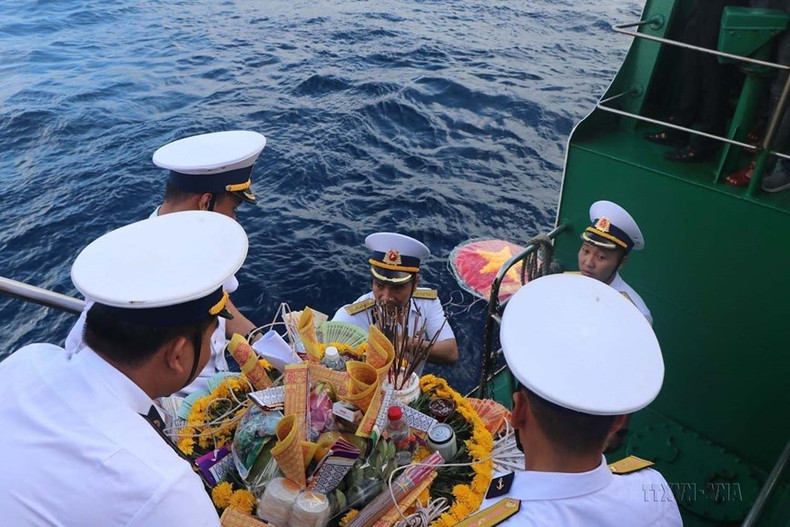 En el viaje a Truong Sa a través de las aguas de Co Lin, Gac Ma y Len Dao, los miembros del buque naval 516, de la Brigada 146, de la Región Naval 4, celebran una ceremonia de ofrenda de incienso y flores al mar para conmemorar a los soldados fallecidos por la defensa nacional. En el viaje a Truong Sa a través de las aguas de Co Lin, Gac Ma y Len Dao, los miembros del buque naval 516, de la Brigada 146, de la Región Naval 4, celebran una ceremonia de ofrenda de incienso y flores al mar para conmemorar a los soldados fallecidos por la defensa nacional.