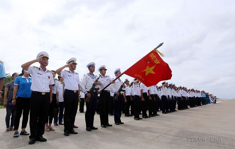 Soldados de Truong Sa montan día y noche la firme guardia y están dispuestos de sacrificar la vida para defender las islas y el mar territorial de la Patria. Soldados de Truong Sa montan día y noche la firme guardia y están dispuestos de sacrificar la vida para defender las islas y el mar territorial de la Patria.