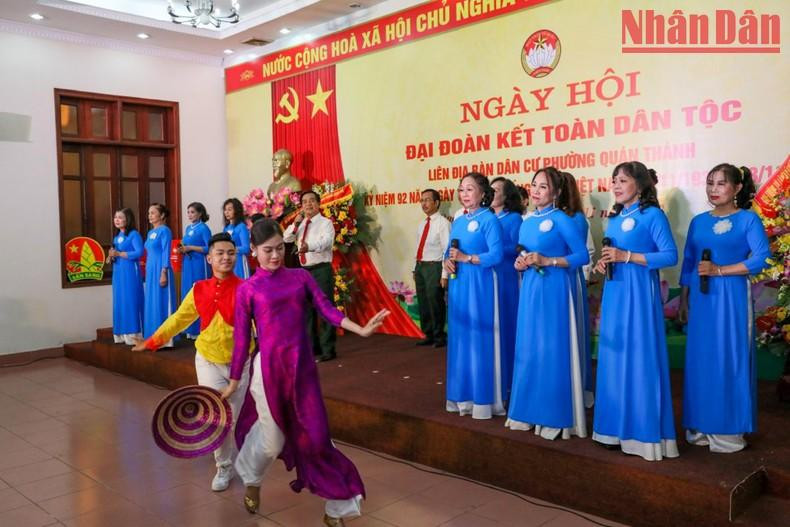 Una actuación artística en saludo a la fiesta.