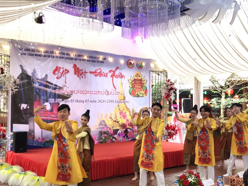 Estudiantes laosianos en Vietnam interpretan Lam Vong, danza tradicional de su país. Estudiantes laosianos en Vietnam interpretan Lam Vong, danza tradicional de su país.