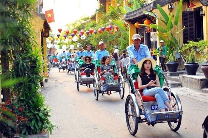 Turistas recorren por la ciudad antigua de Hoi An.