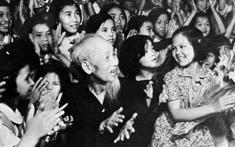 Con motivo del Día Internacional de la Infancia (primero de junio), el Presidente Ho Chi Minh y niños de la capital asistieron a una actuación musical efectuada en la noche del 31 de mayo de 1969 en el Palacio Presidencial.