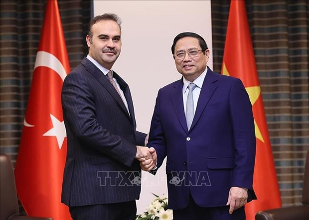 El primer ministro de Vietnam, Pham Minh Chinh, recibe al ministro de Industria y Tecnología de Turquía, Mehmet Fatih Kacir. (Fotografía: VNA) El primer ministro de Vietnam, Pham Minh Chinh, recibe al ministro de Industria y Tecnología de Turquía, Mehmet Fatih Kacir. (Fotografía: VNA)