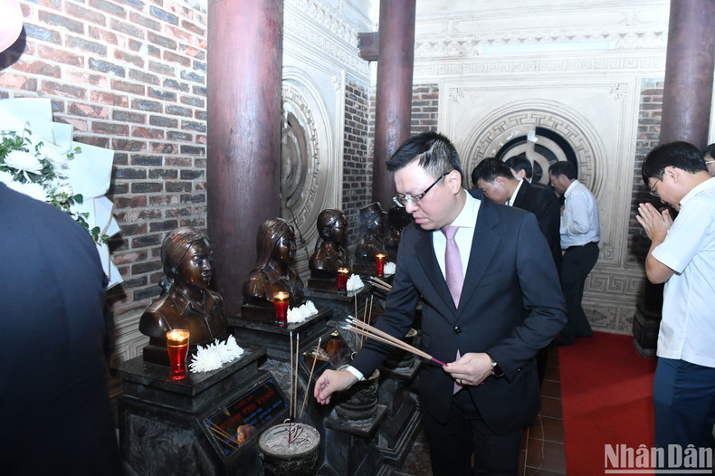 El miembro del Comité Central del Partido y subjefe de su Comisión de Comunicación y Educación, presidente-editor del periódico Nhan Dan y titular de la Asociación Nacional de Periodistas, Le Quoc Minh. El miembro del Comité Central del Partido y subjefe de su Comisión de Comunicación y Educación, presidente-editor del periódico Nhan Dan y titular de la Asociación Nacional de Periodistas, Le Quoc Minh.