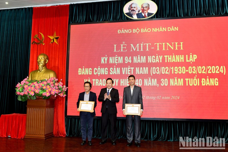 El compañero Do Viet Ha otorga certificados del Comité partidista del Bloque de Órganos Centrales a los militantes con excelente desempeño en cinco años consecutivos. El compañero Do Viet Ha otorga certificados del Comité partidista del Bloque de Órganos Centrales a los militantes con excelente desempeño en cinco años consecutivos.