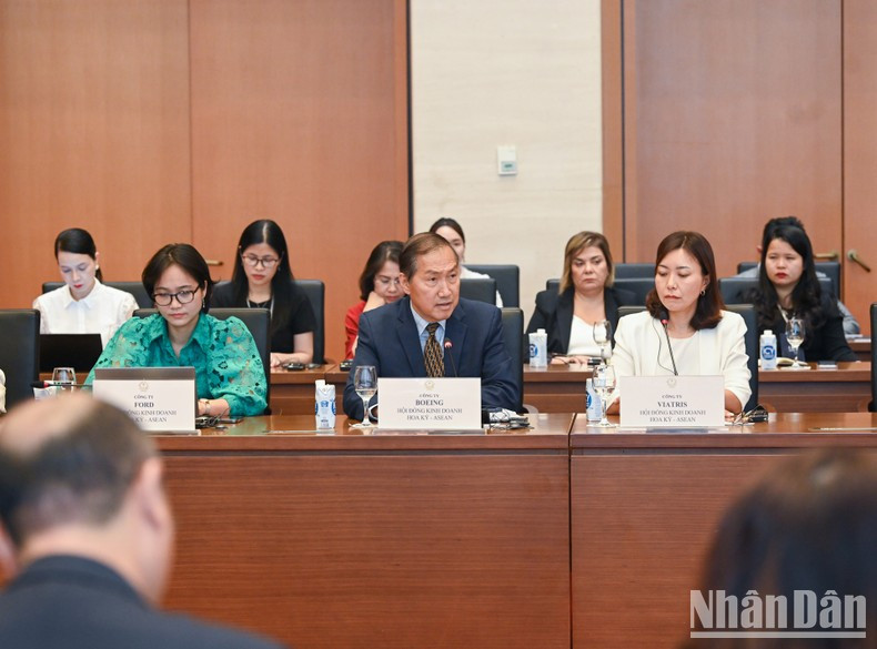 Un representante del grupo BOEING. Un representante del grupo BOEING.