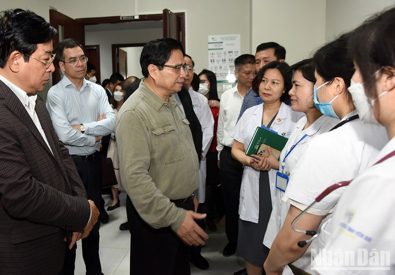 Minh Chinh y los empleados del nosocomio infantil. Minh Chinh y los empleados del nosocomio infantil.