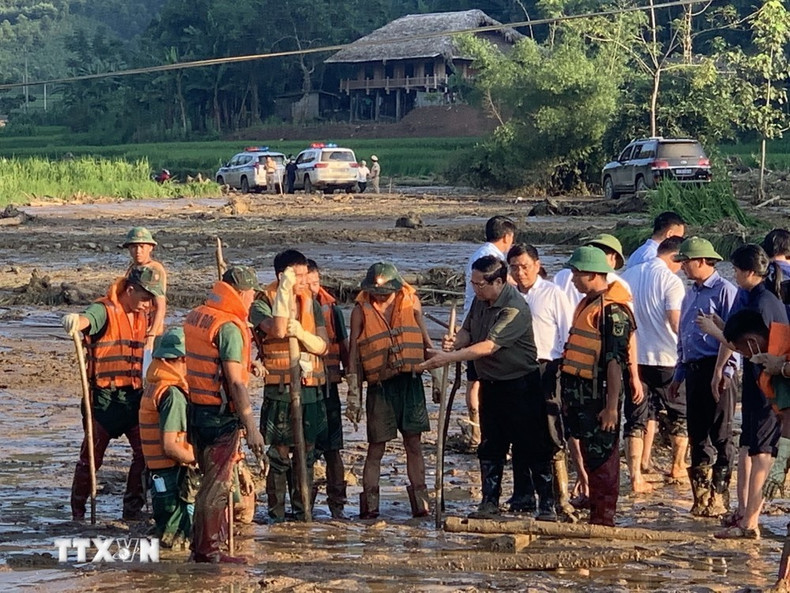 El primer ministro vietnamita, Pham Minh Chinh, dirige la labor de búsqueda de las personas desaparecidas por el deslizamiento de tierra en la aldea Nu. (Fotografía: VNA)
