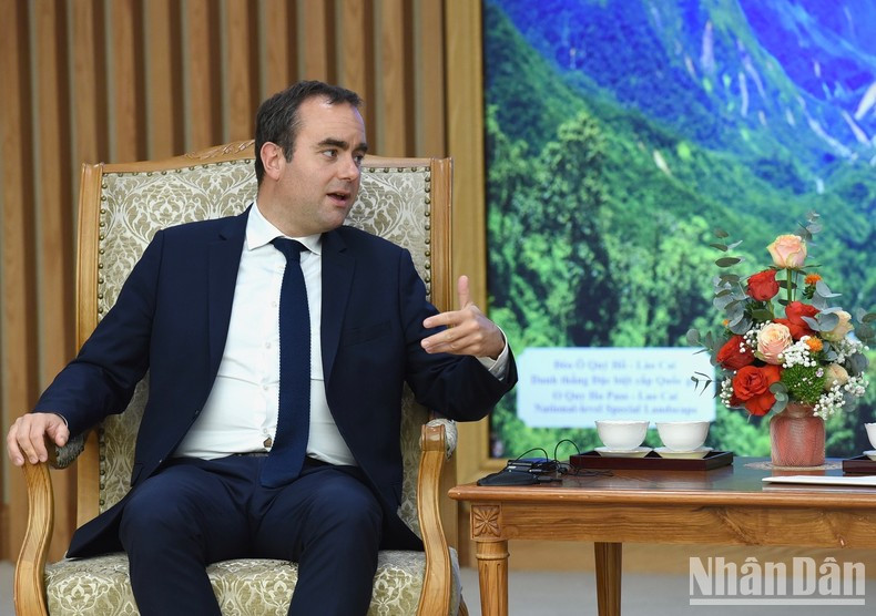 El ministro de Fuerzas Armadas de Francia interviene en la sesión. El ministro de Fuerzas Armadas de Francia interviene en la sesión.