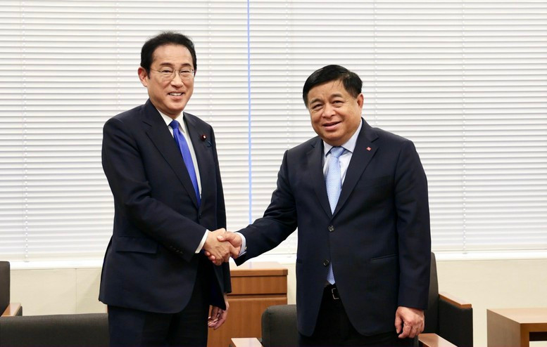 El vice primer ministro vietnamita Nguyen Chi Dung se reúne con el exprimer ministro japonés Kishida Fumio. (Fotografía: VGP) El vice primer ministro vietnamita Nguyen Chi Dung se reúne con el exprimer ministro japonés Kishida Fumio. (Fotografía: VGP)
