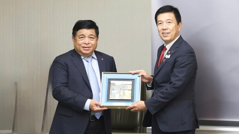 El vice primer ministro vietnamita Nguyen Chi Dung (izquierda) y el alcalde de la ciudad de Nagoya, Hirosawa Ichiro. (Fotografía: VGP)