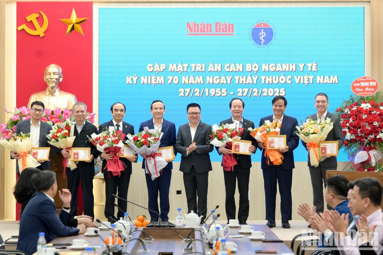 Entrega de la placa conmemorativa “Por la causa del Periódico Nhan Dan” a ejecutivos de la Salud Pública y de algunos hospitales centrales y municipales. Entrega de la placa conmemorativa “Por la causa del Periódico Nhan Dan” a ejecutivos de la Salud Pública y de algunos hospitales centrales y municipales.