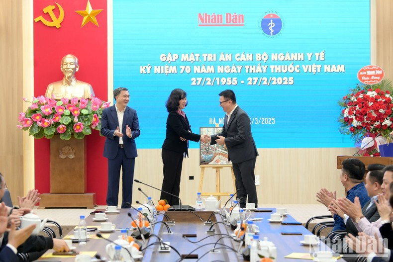 Quoc Minh otorga recuerdos a jefes del sector. Quoc Minh otorga recuerdos a jefes del sector.