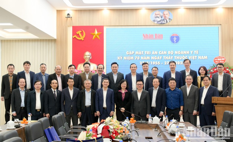 Los delegados posan para fotos. Los delegados posan para fotos.