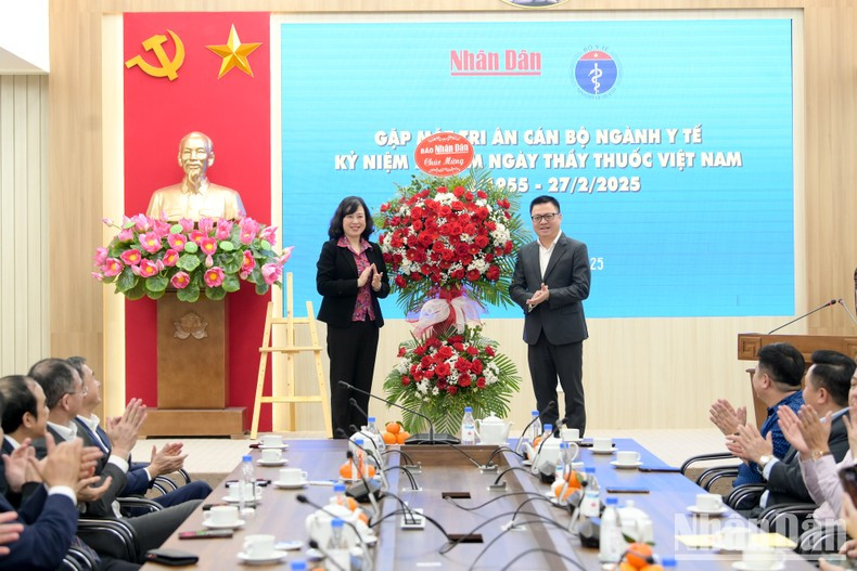 Le Quoc Minh, miembro del Comité Central del Partido Comunista de Vietnam, presidente-editor de Nhan Dan, subjefe de la Comisión de Propaganda y Movilización de Masas del Comité Central del Partido y titular de la Asociación de Periodistas del país, entrega flores de felicitación a los dirigentes de la Salud Pública en el encuentro. Le Quoc Minh, miembro del Comité Central del Partido Comunista de Vietnam, presidente-editor de Nhan Dan, subjefe de la Comisión de Propaganda y Movilización de Masas del Comité Central del Partido y titular de la Asociación de Periodistas del país, entrega flores de felicitación a los dirigentes de la Salud Pública en el encuentro.