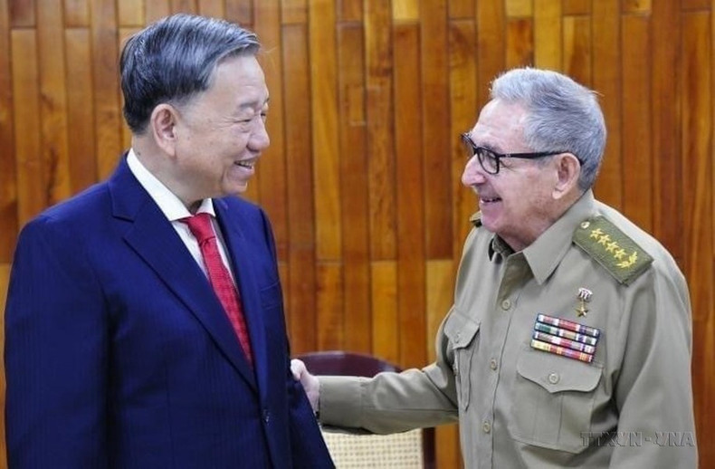 El general de Ejército Raúl Castro Ruz recibe en 2022 al ministro de Seguridad Pública de Vietnam, To Lam, de visita oficial en Cuba.