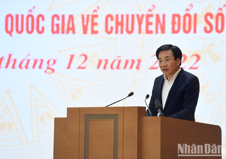 El ministro y jefe de la Oficina Gubernamental, Tran Van Son, pronuncia un discurso.