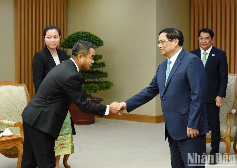 El dirigente vietnamita recibe a los delegados laosianos. El dirigente vietnamita recibe a los delegados laosianos.