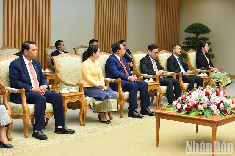 Miembros de la comitiva laosiana. Miembros de la comitiva laosiana.
