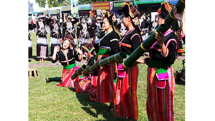 Mujeres Cong interpretan un baile sobre el baño en el arroyo. Mujeres Cong interpretan un baile sobre el baño en el arroyo.