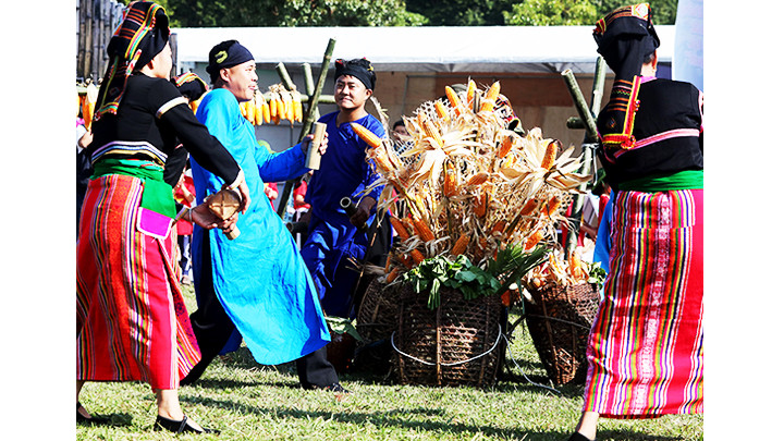 Un baile sobre el hábito de ahuyentar de los cultivos a los animales salvajes. Un baile sobre el hábito de ahuyentar de los cultivos a los animales salvajes.