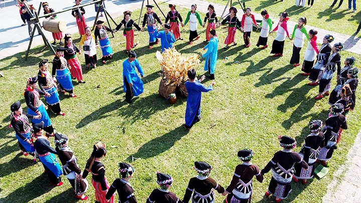 El redoble de tambor y las danzas comunitarias forman una parte imprescindible del festejo. El redoble de tambor y las danzas comunitarias forman una parte imprescindible del festejo.