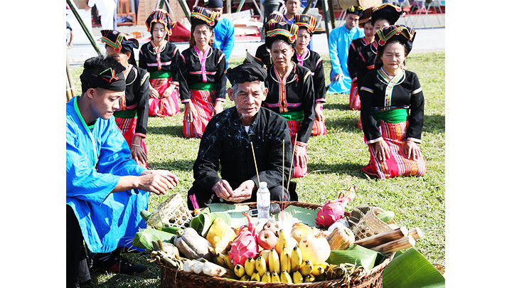 El chamán realiza un ritual dedicado a los antepasados. El chamán realiza un ritual dedicado a los antepasados.