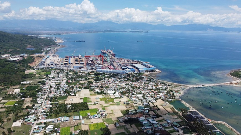 La zona económica de Van Phong abarca una superficie de aproximadamente 150 mil hectáreas en el distrito de Van Ninh y la ciudad municipal de Ninh Hoa, provincia de Khanh Hoa.