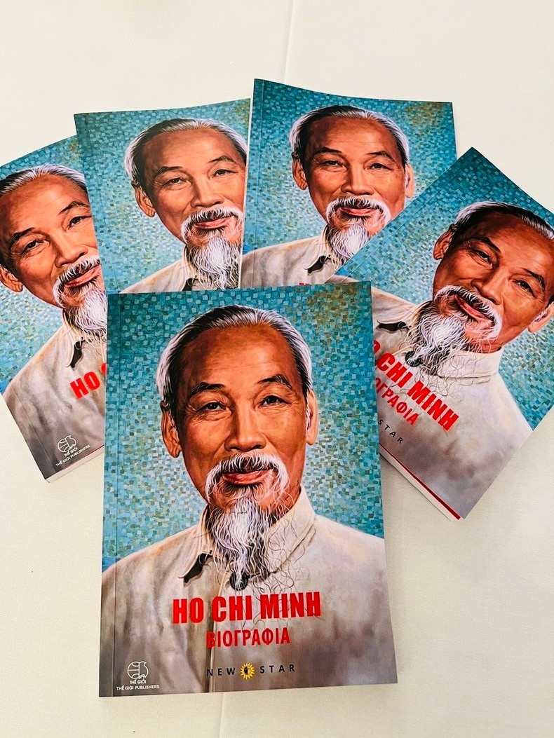La Biografía de Ho Chi Minh en idioma griego. (Foto: Embajada de Vietnam en Grecia)